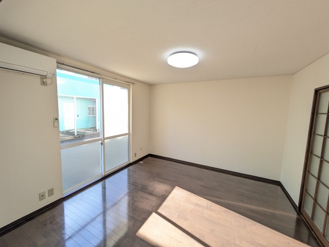 居室・リビング　和室側からみた洋室８．１帖☆