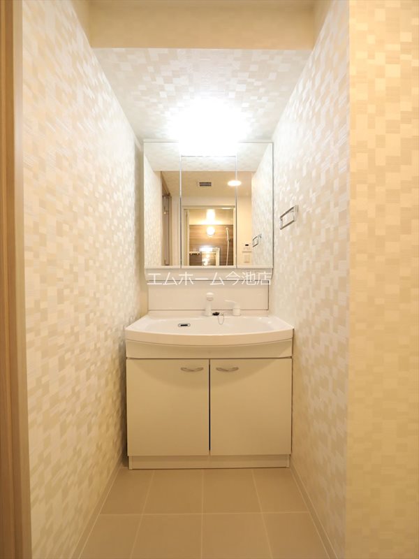 洗面設備　脱衣所　独立洗面台（シャンプードレッサー付）