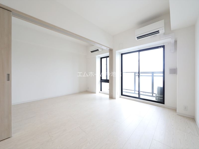 バルコニー　LDK10.0帖　エアコン付　バルコニーに面しています