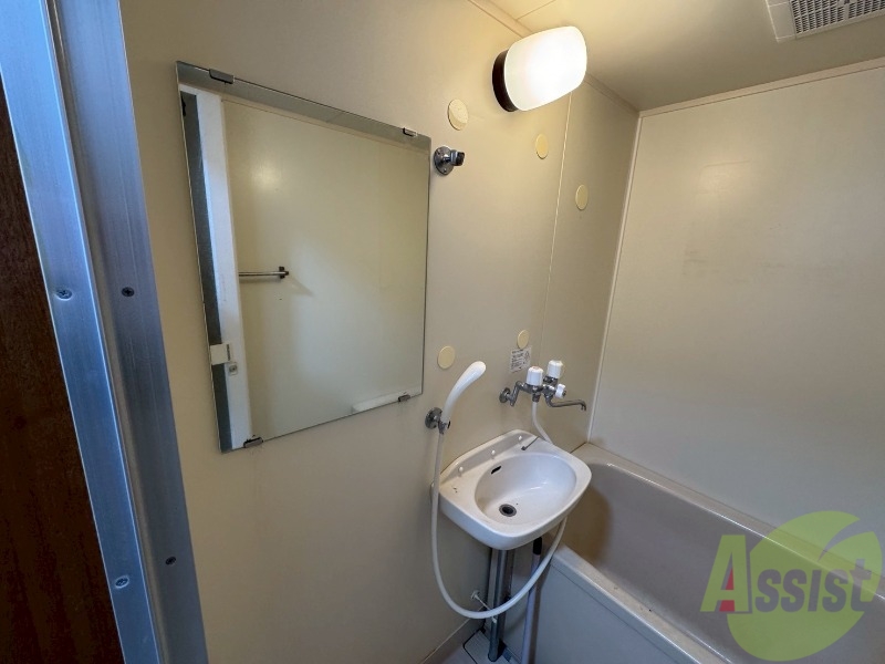 洗面設備　ユニットバス内の洗面台です。朝の身支度もスムーズです。