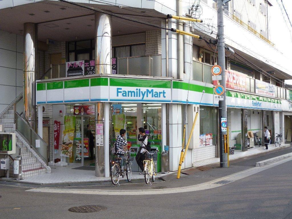 コンビニ　ファミリーマート（コンビニ）まで600m