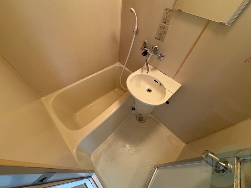 バス・シャワールーム　こちらはお風呂。一日の疲れをここで癒してください。