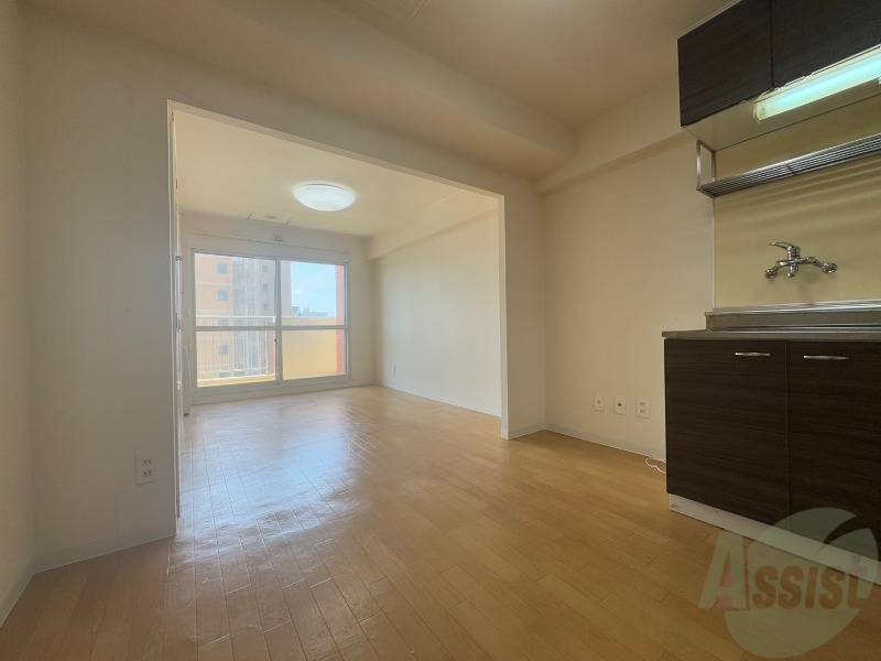 居室・リビング　日当たりが良くて心地よく過ごせそうなお部屋です。