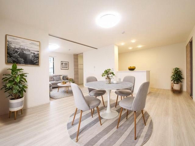 居室・リビング　CGで家具等を配置したもので家具等は含まれません