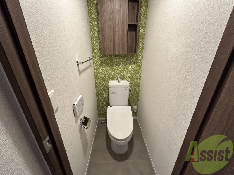 トイレ　温水洗浄便座なので快適に使用できそうですね。