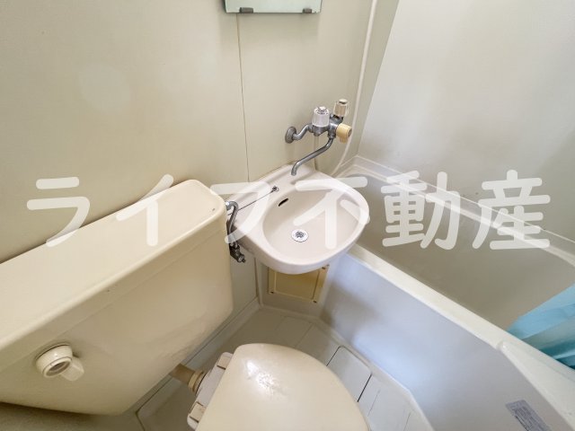 洗面設備　独立洗面台、小物を置くことができて便利です