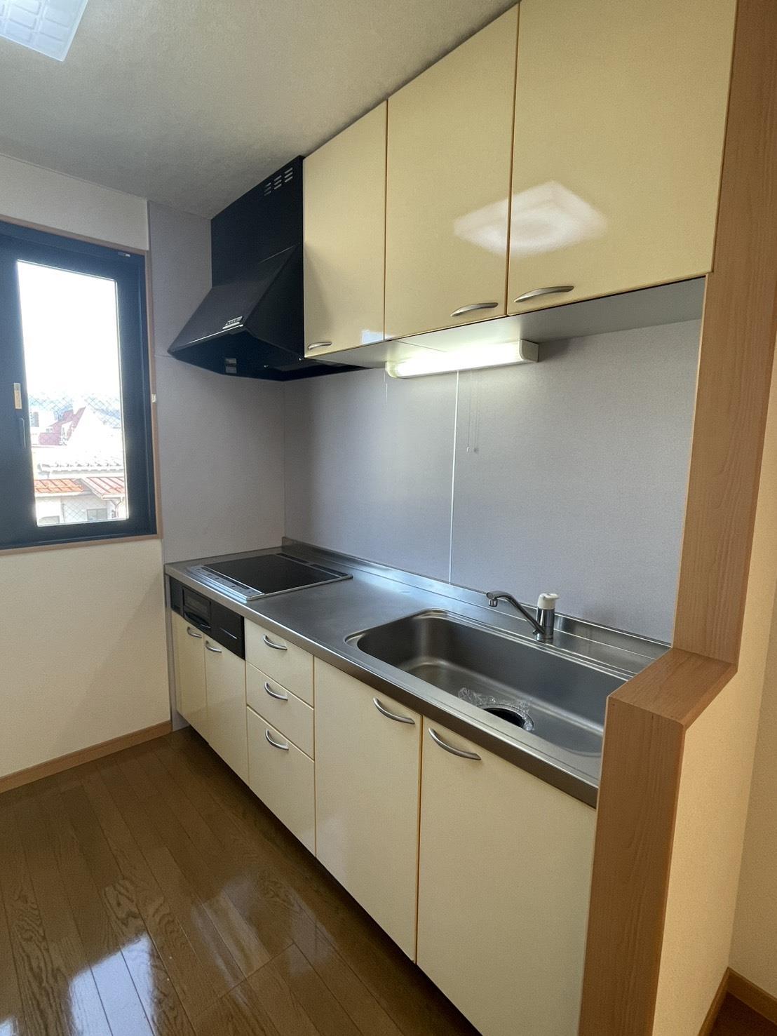 キッチン　窓あり！3口ＩＨコンロもありすぐ料理を始められます