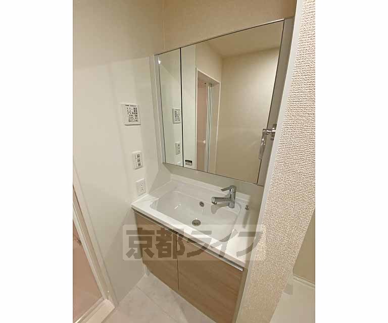 洗面設備　独立シャワー洗面台です。