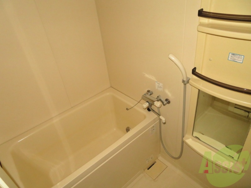 バス・シャワールーム　浴槽も広く、棚もありストレス無く使用出来そうですね。