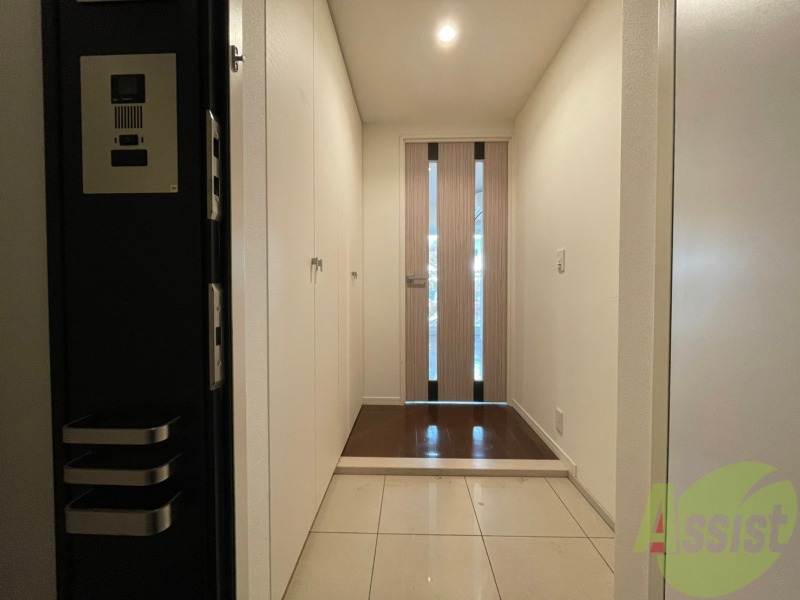 玄関　玄関の様子です。広い洋室にすぐ繋がっています。