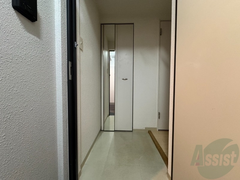 玄関　玄関です。すぐ広いリビングにつながっています。