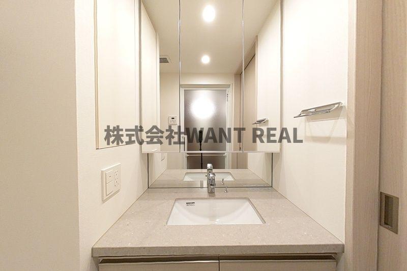 洗面設備　独立洗面化粧台が付いています