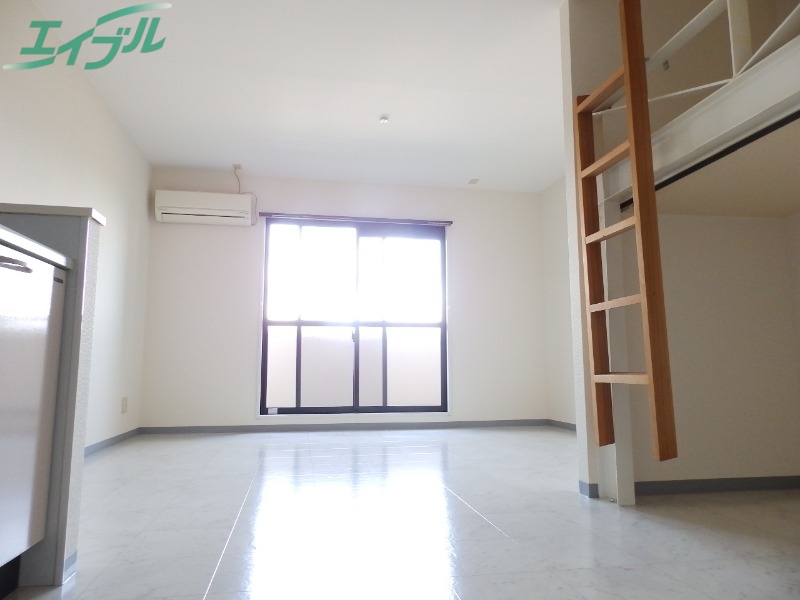 居室・リビング　同物件別室写真