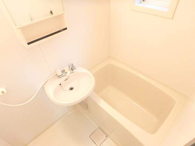 バス・シャワールーム　清潔感のあるお風呂です