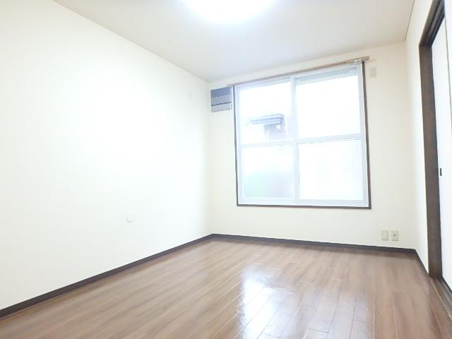 居室・リビング　６帖の洋室です