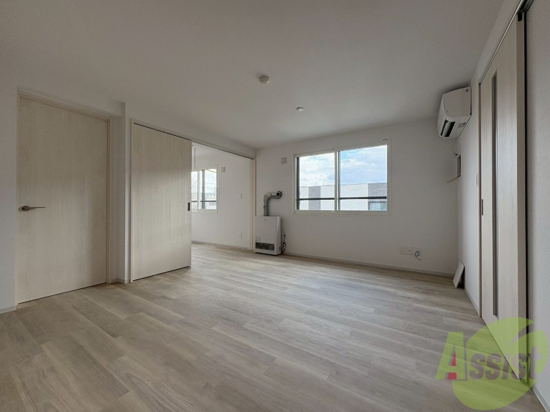 居室・リビング　日当たり良く広々したリビングで快適に過ごせます。