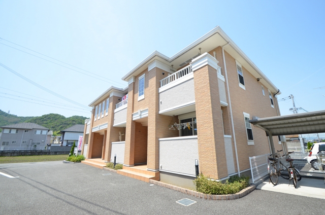 建物外観　お菓子の様なカラーのハイツ！カウンターキッチンもある広々とし