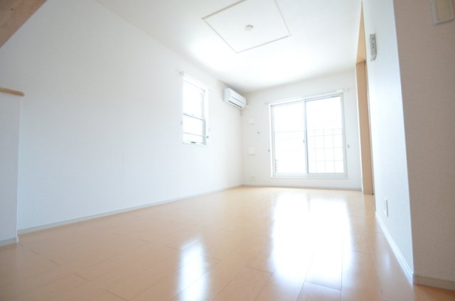 居室・リビング　広いダイニングスペース！大きいテーブル置いて、立派な椅子も、