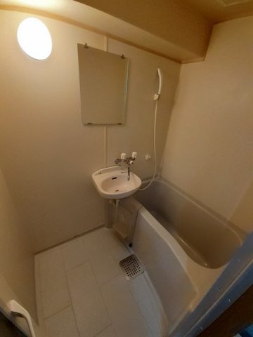 バス・シャワールーム　コンパクトで使いやすいお風呂です