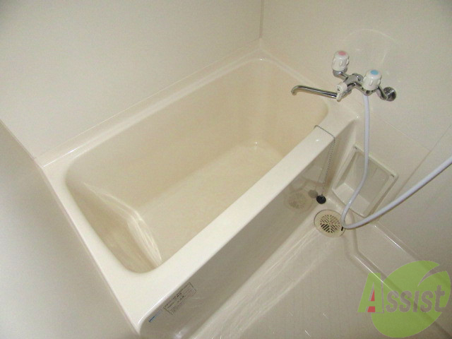 バス・シャワールーム　バスルームは狭すぎず、シャワーも浴びやすそうです。