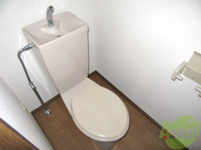 トイレ　白を基調としたトイレは、清潔感がありますね