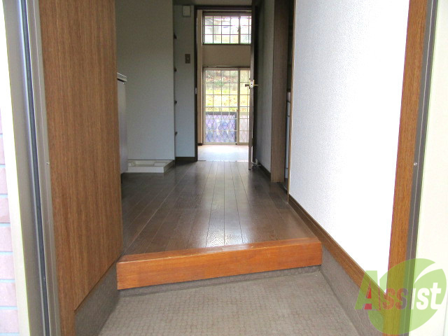 玄関　外から玄関を撮影してみました。広いリビングに繋がっています。