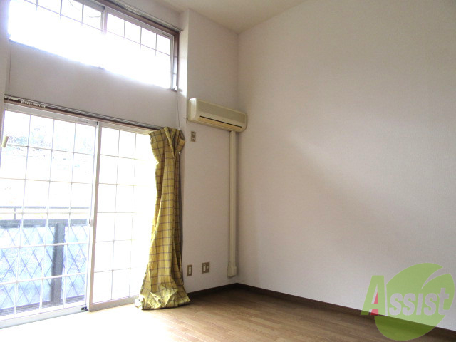 居室・リビング　リビングはこんな感じです。窓が大きくて良く陽が入ってきますね