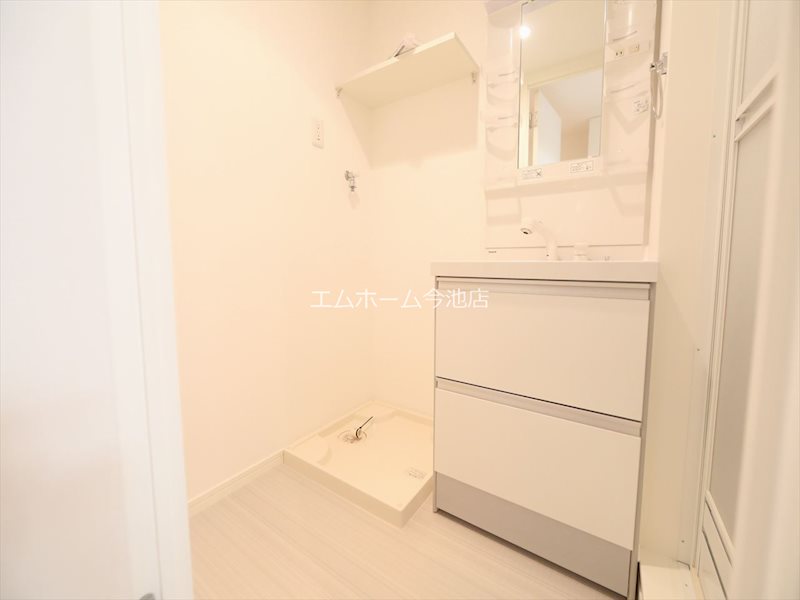 洗面設備　脱衣所　独立洗面台（シャンプードレッサー付）