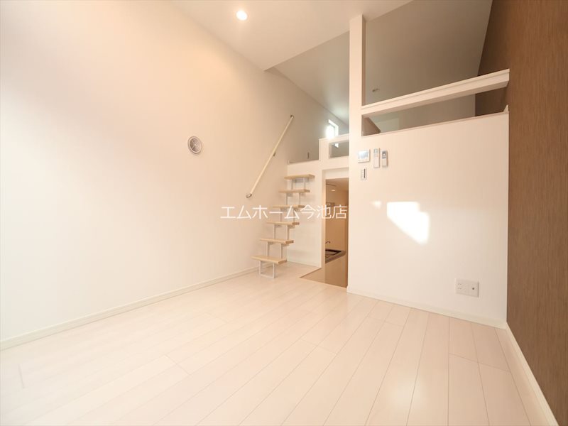 居室・リビング　洋室6.3帖　エアコン付　バルコニーに面しています