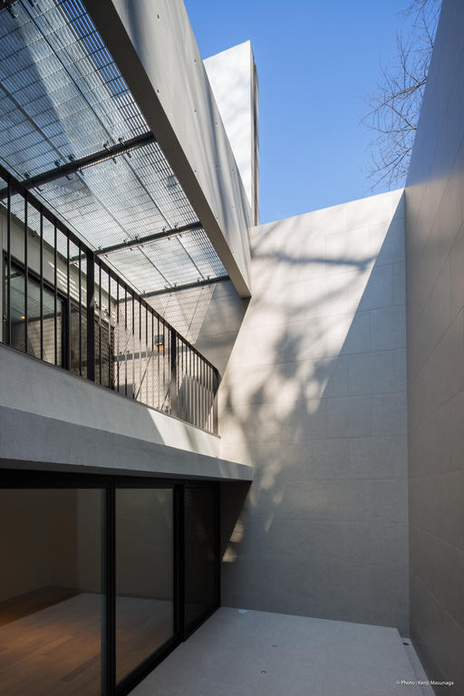 バルコニー　各階とも、内部と外部の間に繋ぎの空間が設けられています。