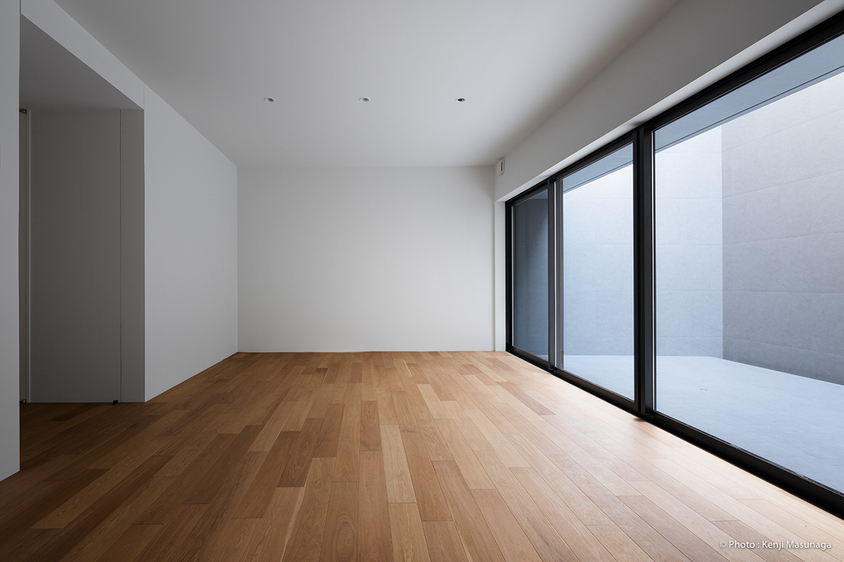 居室・リビング　15.6帖の主寝室は、WIC、専用バスルーム、中庭付きです。