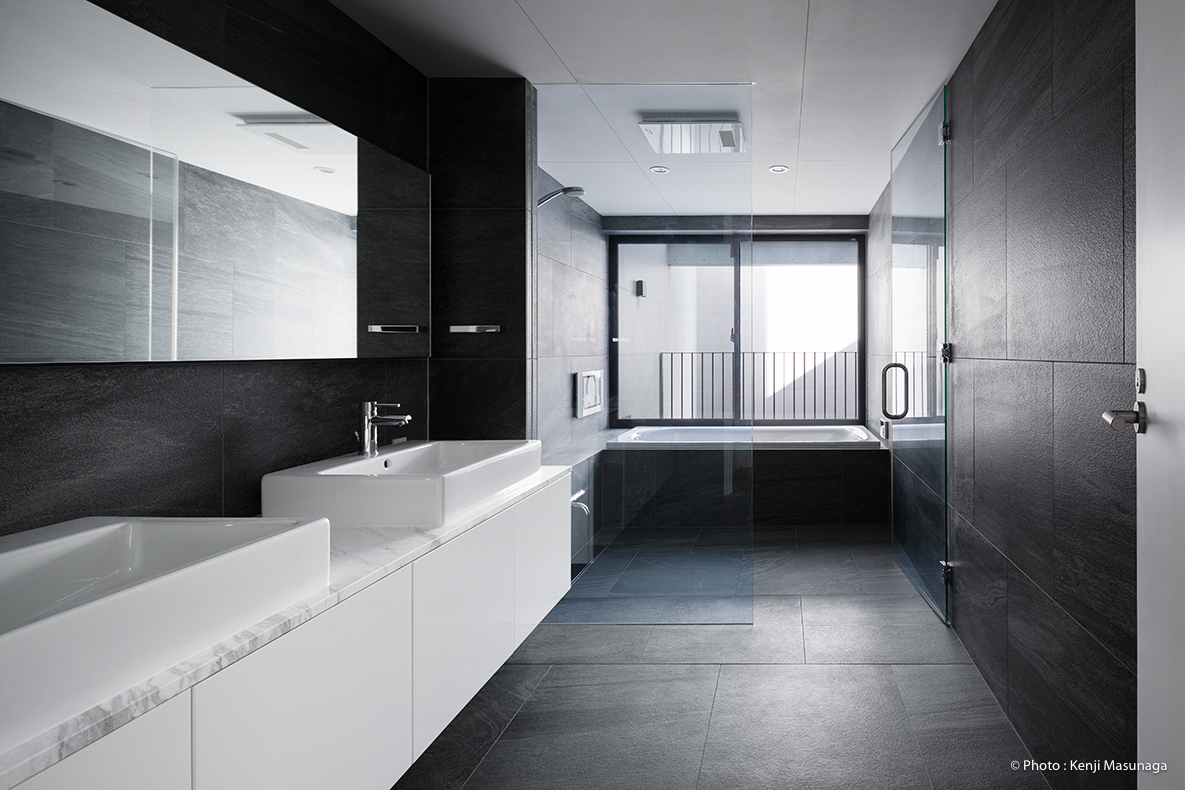 バス・シャワールーム　メーンのバスルームは直接テラスに面し開放感あふれる設計です。