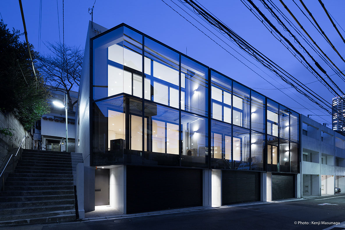 建物外観　電動ャッター付きビルドインガレージは並列2台駐車可能です。