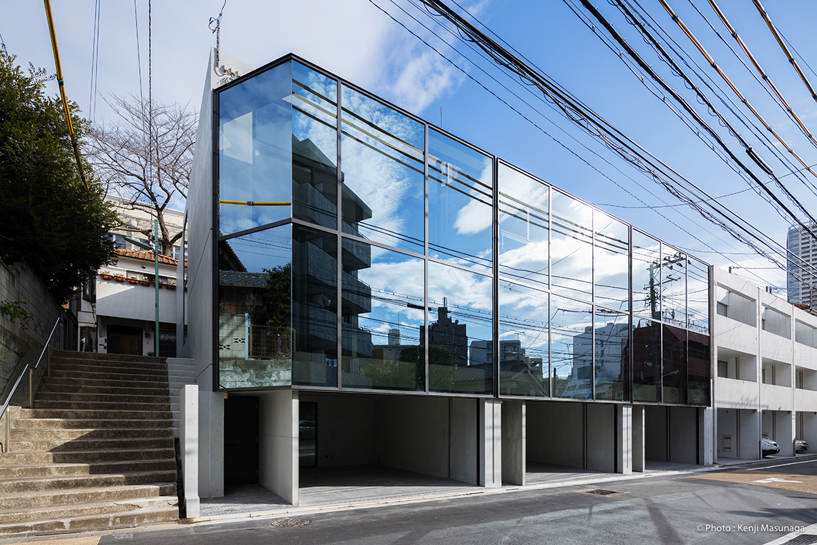 建物外観　昼間は外から内部が見えにくい高性能熱線反射ガラスです。