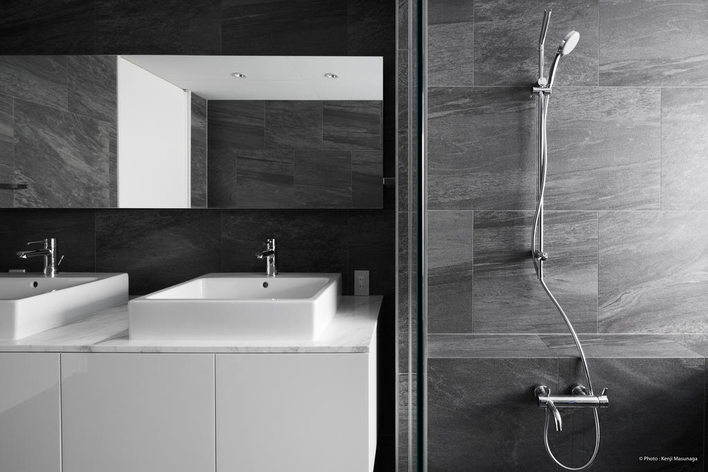 洗面設備　バスルームとドレスルームはシックなタイルで統一されています。