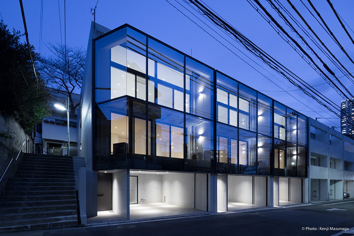 建物外観　全面ガラスのファサードはシンプルモダンな日常を予感させます。