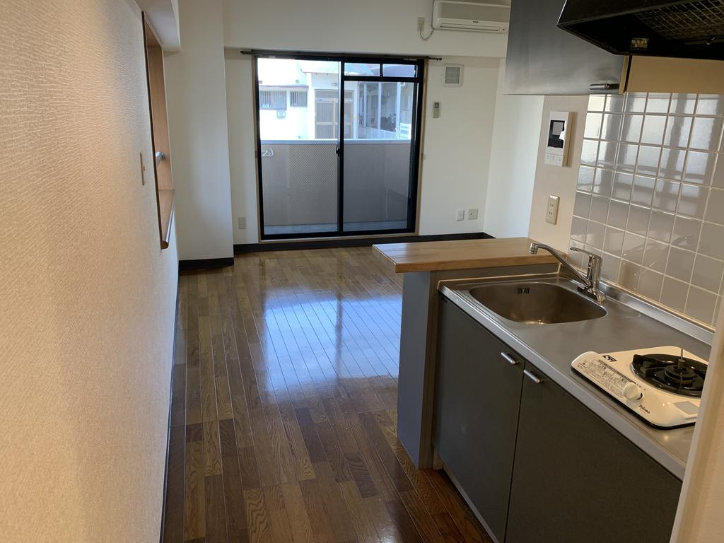 居室・リビング　日当たり良好。二面採光。エアコン付。