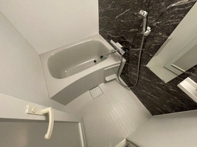 バス・シャワールーム　サーモ水栓付きのバスルーム