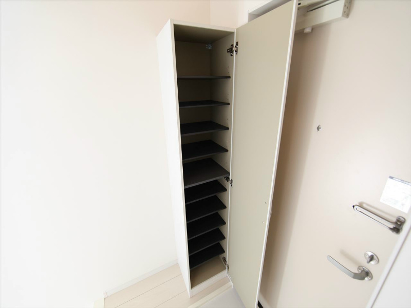 玄関　玄関　シューズボックス付（収納充実してます）