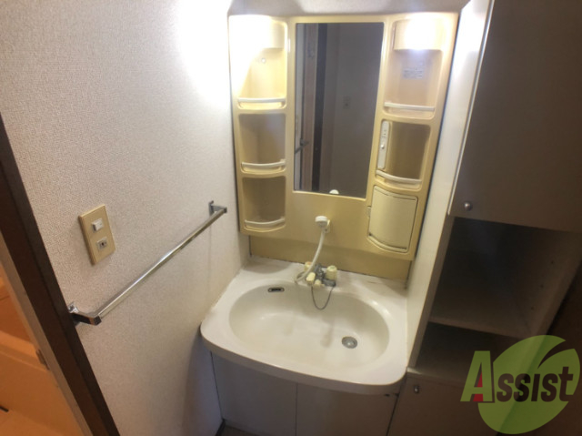 洗面設備　追い焚き機能が付いているのでいつでも温かいお風呂に入れますよ