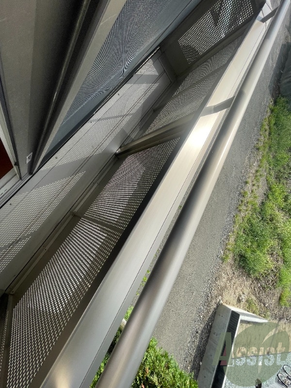 バルコニー　バルコニーは洗濯物を干すのに十分な広さがありますね。