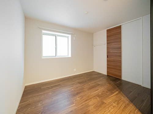 その他部屋・スペース　腰窓から明るい光が差し込む洋室です。