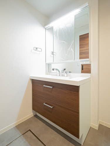 洗面設備　毎日使うものだからこそシンプルに。忙しい毎朝を迎えるように…