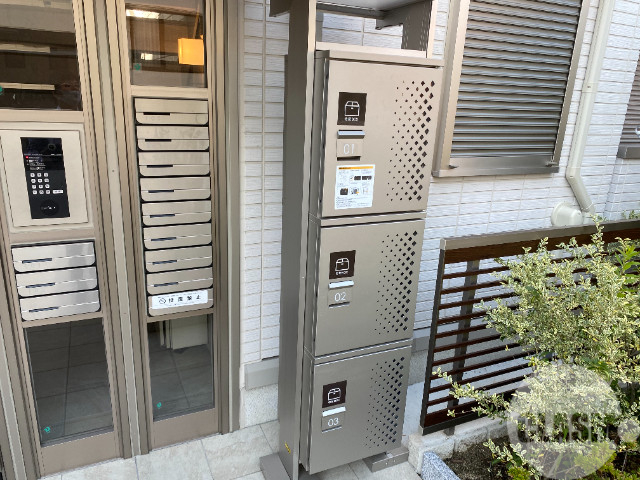 エントランス　留守中の荷物の受け取りは宅配ＢＯＸで♪