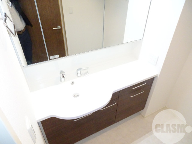 洗面設備　大きな鏡でお化粧もしやすいです（＊^^＊）