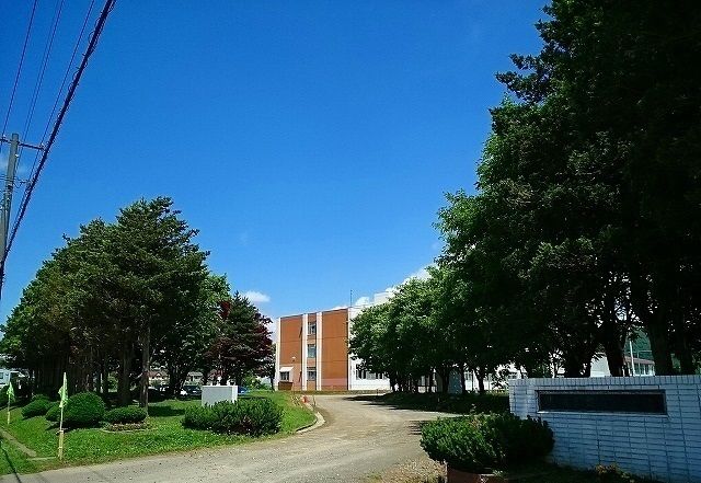 中学校　美唄市立東中学校（中学校）まで1100m