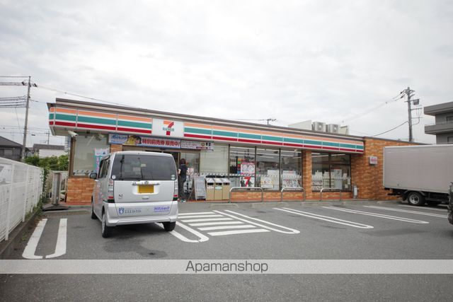コンビニ　セブンイレブン（コンビニ）まで526m