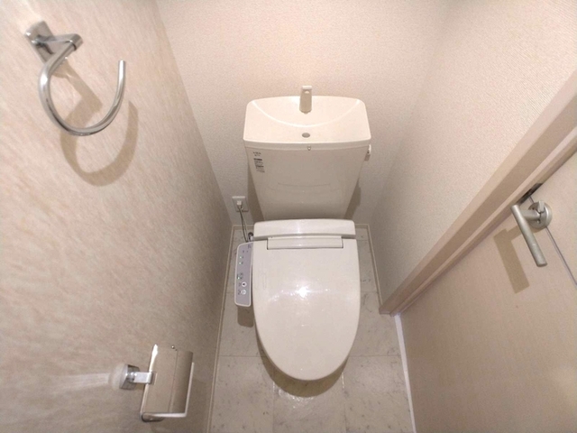 トイレ　温水洗浄暖房便座