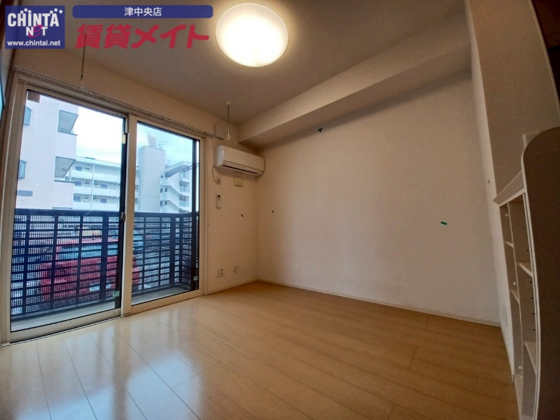 居室・リビング　同建物の反転タイプです