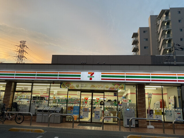 コンビニ　セブンイレブン足立六町1丁目店（コンビニ）まで440m